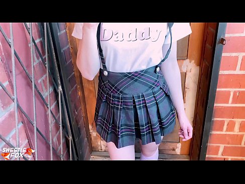 ❤️ Schoolgirl Sucks a dick gu domhainn agus fucks an àite clasaichean. Porno  leinn  ﹏