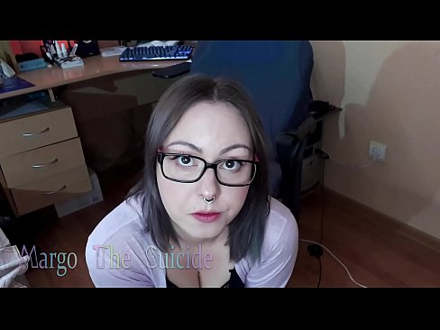 ❤️ Nighean gnèitheach le speuclairean a’ suirghe Dildo gu domhainn air a’ chamara Porno  leinn  ﹏