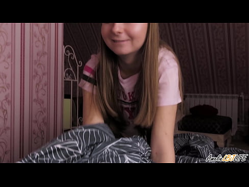 ❤️ Bidh Blondie a’ tarraing a BFF gu domhainn agus a’ faighinn cum na beul Porno  leinn  ﹏