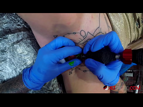 ❤️ Fìor tattooed hottie Sully Savage fhuair tattoo air a clitoris Porno  leinn  ﹏