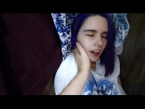 ❤️ Lorg mi mo sis anns a’ chlòsaid agus chuidich i cum Porno  leinn  ﹏